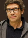 Norberto López Amado nació en 1965 en Ourense. Es director y productor, tanto de cine como de televisión, conocido por largos como “Nos miran” (2002), series de TV como “El tiempo entre costuras” (2013)